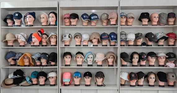 夏大帽が新たなトレンドに？リアーナとロッキーが新MVと砂糖の撮影に臨む