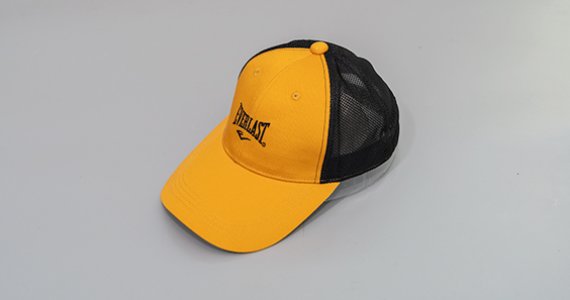 野球帽はどのようにして海辺の町から世界へと移動するのか？